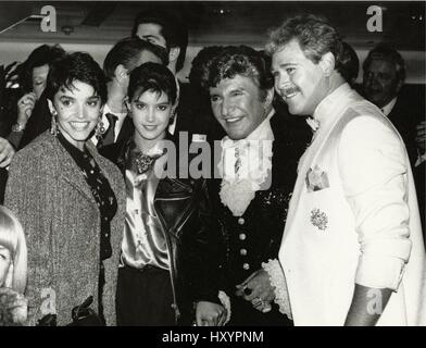 Liberace und Freund CareyJames mit Brooke Adams und Phoebe Cates Teilnahme an der after-Party statt im Trump Tower feiert seine Premiere-Leistung in der Radio City Music Hall.  April 1985.  © RTMcbride / MediaPunch Stockfoto