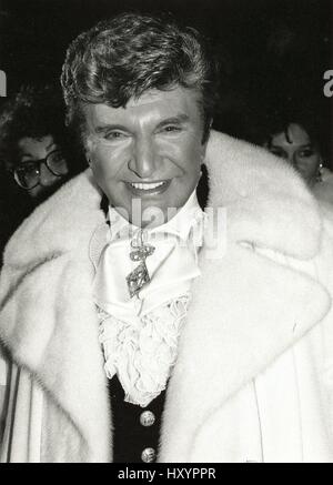 Liberace Teilnahme an der Opening Night party im Trump Tower für seine 17 Tag Radio City Music Hall Engagement in New York City.   April 1985 © RTMcbride / MediaPunch Stockfoto