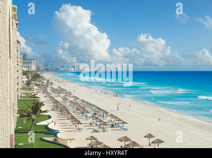 Blick entlang des Strandes das Karibische Meer und Hotels in Cancun, Mexiko Stockfoto