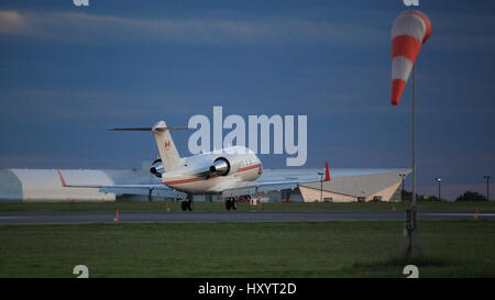 Königliche kanadische Luftwaffe RCAF 144617 Canadair CC-144 Challenger landet auf dem YOW, internationalen Flughafen Ottawa, Canada, 4. Juni 2015 Stockfoto