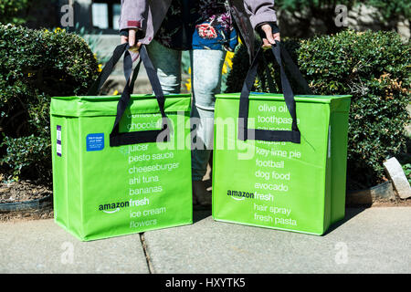 Fairfax, USA – 2. März 2017: Amazon Fresh isoliert Lieferung Einkaufstüten auf Veranda Closeup mit Frau abholen Stockfoto