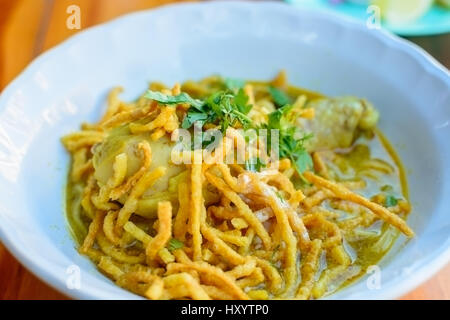 Eiernudeln in Chicken Curry (Kao Soi Kai) lokale Küche Norden von Thailand. Stockfoto