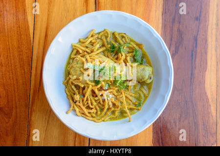 Eiernudeln in Chicken Curry (Kao Soi Kai) lokale Küche Norden von Thailand. Stockfoto