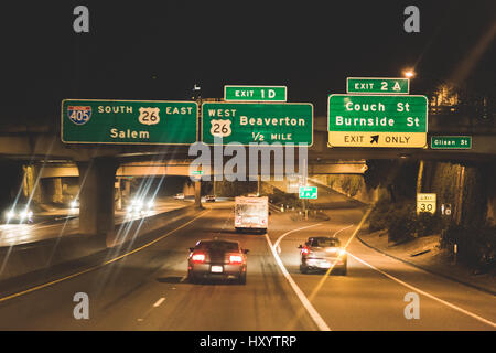 Autos fahren auf Autobahn in Portland, Oregon. Anzeichen für Salem, Beaverton, Couch Street und Burnside Street oben. Stockfoto