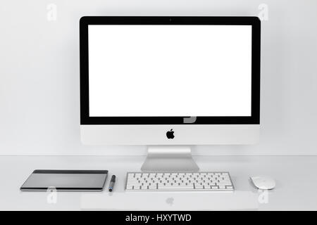 BANGKOK, THAILAND - 1. Februar 2016: Foto des neuen iMac 21.5 mit OS X El Capitan. iMac - Monoblock Serie von Personal Computern, erstellt von Apple In Stockfoto