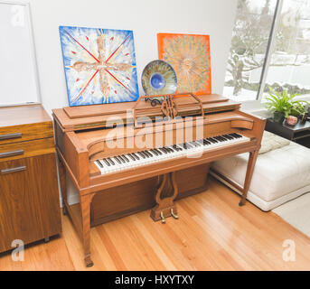 Hölzerne Klavier im Wohnzimmer eines modernen Hauses. Stockfoto