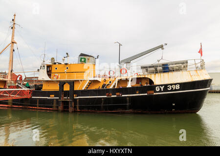 Grimsby, England - März 14: Partei der Schule Kinder auf Führung durch 'ross Tiger' Museum Schiff auf nationaler Fischerei Heritage Center. in Grimsby, Nort Stockfoto