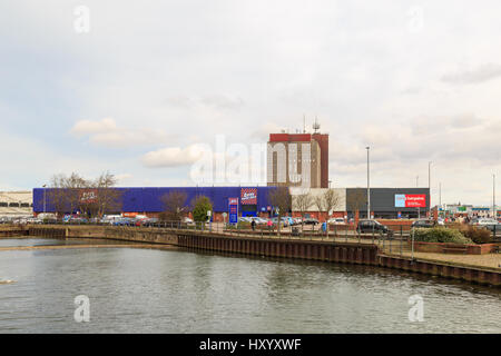 Grimsby, England - März 14: b&m Home Store und home Schnäppchen Shops auf Victoria Street. in Grimsby, North Lincolnshire, England. Am 14. März 2017. Stockfoto