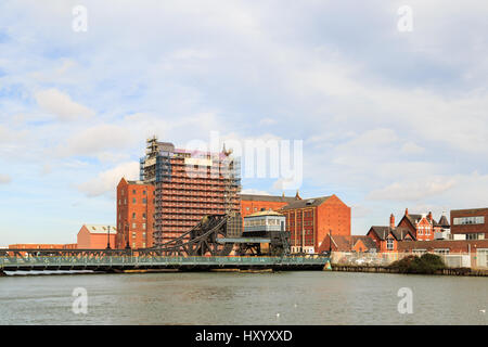 Grimsby, England - März 14: corporation Brücke mit Victoria wharf Gebäude hinter. In Grimsby, North Lincolnshire, England. Am 14. März 2017. Stockfoto