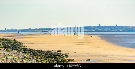 Crosby Strand, Merseyside, Einstellung von Another Place von Antony Gormley Stockfoto