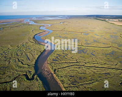 Stonemeal Bach, der durch Salzwiesen zwischen Wells und Toynbee auf Holkham National Nature Reserve. North Norfolk, England, Vereinigtes Königreich. August 2015. Stockfoto