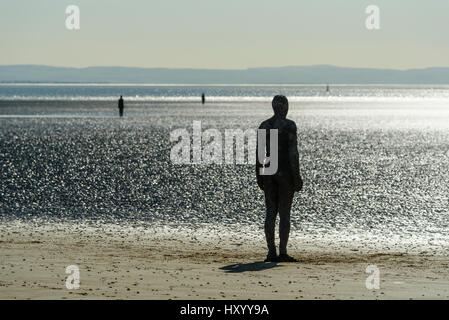 Einige der 100 gusseisernen Figuren bilden Another Place von Anthony Gormley, Crosby Strand, Merseyside Stockfoto