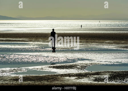 Einige der 100 gusseisernen Figuren bilden Another Place von Anthony Gormley, Crosby Strand, Merseyside Stockfoto