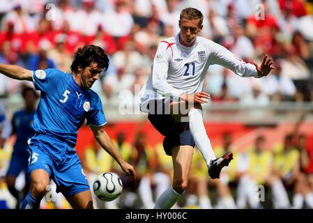 JOHN TERRY & NELSON VALDEZ ENGLAND V PARAGUAY WM FRANKFURT Deutschland 10. Juni 2006 Stockfoto