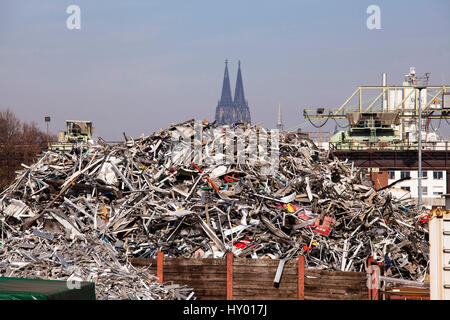 Deutschland, Köln, Schrott Hof mit alten Metall im Stadtteil Deutz, im Hintergrund die Kathedrale. Stockfoto