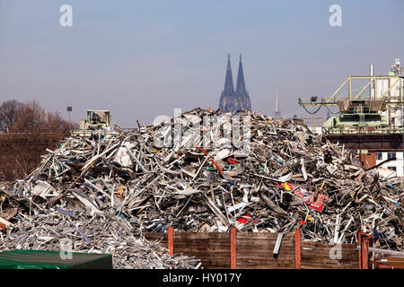 Deutschland, Köln, Schrott Hof mit alten Metall im Stadtteil Deutz, im Hintergrund die Kathedrale. Stockfoto