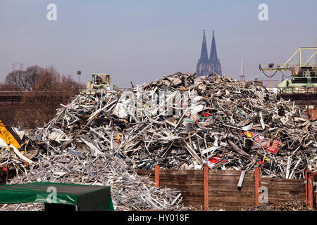 Deutschland, Köln, Schrott Hof mit alten Metall im Stadtteil Deutz, im Hintergrund die Kathedrale. Stockfoto