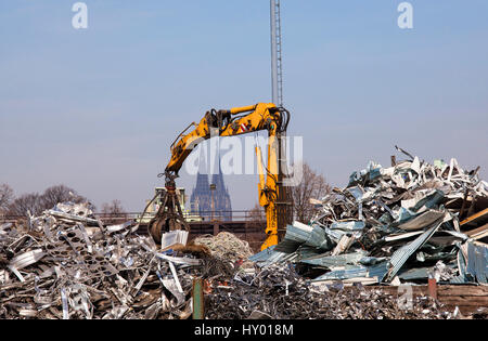 Deutschland, Köln, Schrott Hof mit alten Metall im Stadtteil Deutz, im Hintergrund die Kathedrale. Stockfoto