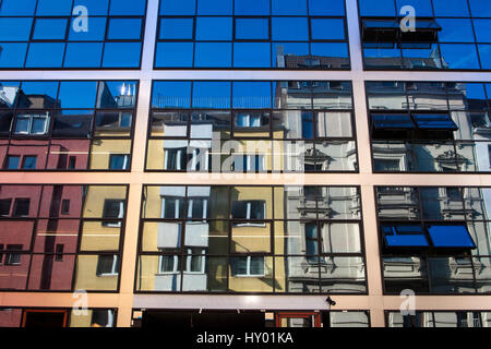 Deutschland, Köln, alte Häuser spiegeln sich in einer modernen Fassade in der Bruesseler Straße. Stockfoto