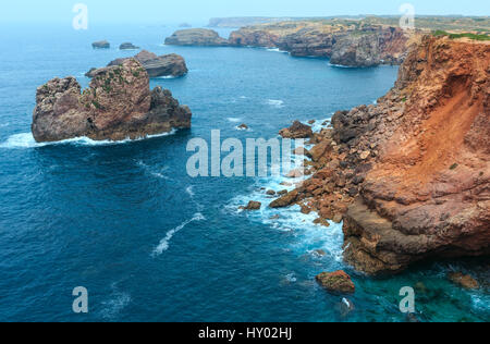 Sommer felsigen Atlantikküste Ansicht Carrapateira Aljezur, Algarve, Costa Vicentina, Portugal. Stockfoto