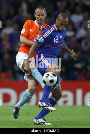 ANDRE OOIJER & THIERRY HENRY HOLLAND V Frankreich STADE DE SUISSE Bern 13. Juni 2008 Stockfoto