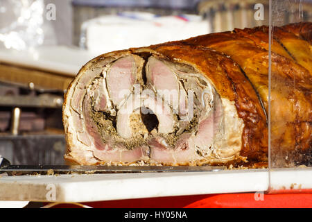 Hausgemachte gerollt Porchetta Braten mit verschiedenen Kräutern. Stockfoto