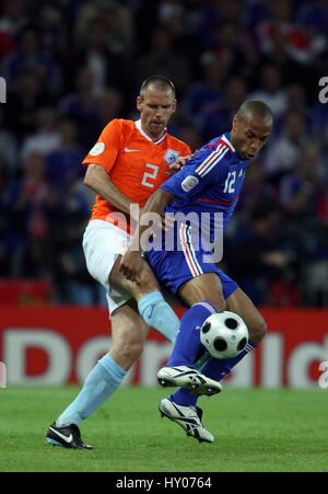 ANDRE OOIJER & THIERRY HENRY HOLLAND V Frankreich STADE DE SUISSE Bern 13. Juni 2008 Stockfoto