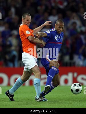 ANDRE OOIJER & THIERRY HENRY HOLLAND V Frankreich STADE DE SUISSE Bern 13. Juni 2008 Stockfoto