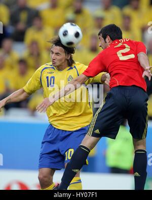 ZLATAN IBRAHIMOVIC RAUL ALBIOL Schweden V Spanien TIVOLI NUE INNSBRUCK Österreich 14. Juni 2008 Stockfoto