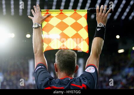 Der LINIENRICHTER Fahne Schweden V Spanien TIVOLI NUE INNSBRUCK Österreich 14. Juni 2008 Stockfoto