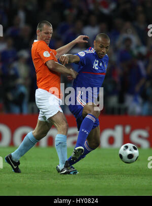 ANDREW OOIJER & THIERRY HENRY HOLLAND V Frankreich STADE DE SUISSE Bern 13. Juni 2008 Stockfoto