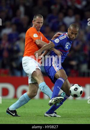 ANDREW OOIJER & THIERRY HENRY HOLLAND V Frankreich STADE DE SUISSE Bern 13. Juni 2008 Stockfoto