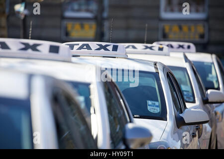 Bahnhof Taxistand weiße Autos, Huddersfield Town centre eine große Marktstadt metropolitan Borough Kirklees, West Yorkshire, England. VEREINIGTES KÖNIGREICH. Stockfoto