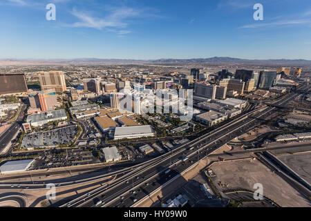 Las Vegas, Nevada, USA - 13. März 2017: Luftaufnahme des Las Vegas Towers und interstate 15 in Southern Nevada. Stockfoto