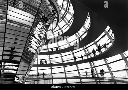 Berlin, Deutschland - 19. Februar 2017: Deutscher Bundestag Bundestag modernen Glaskuppel mit Menschen rund um die Landschaft zu genießen. Stockfoto