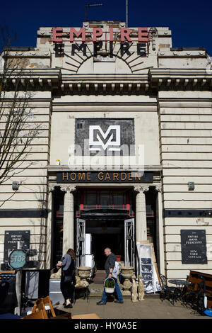 Empire-secondhand-Shop Huddersfield Town centre eine große Marktstadt metropolitan Borough Kirklees, tWest Yorkshire, England. VEREINIGTES KÖNIGREICH. Stockfoto