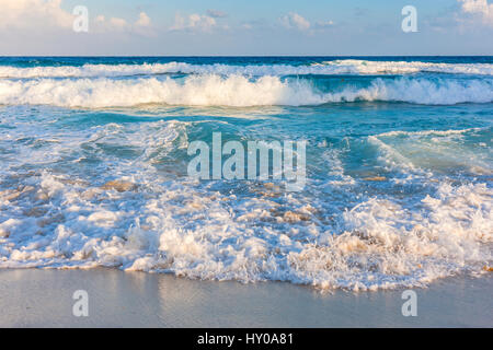 Sandstrand und grosse Wellen, Mexiko Stockfoto