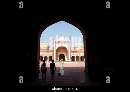 Jama Masjid Moschee Besucher zu Fuß durch Bogen, Delhi, Punjab, Indien Stockfoto