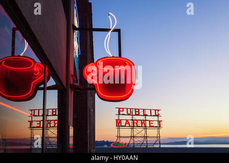 Öffentlichen Markt Zeichen und Kaffeetasse leuchtet kurz nach Sonnenuntergang in Seattles Pike Place Market, Washington, stock Foto. Stockfoto