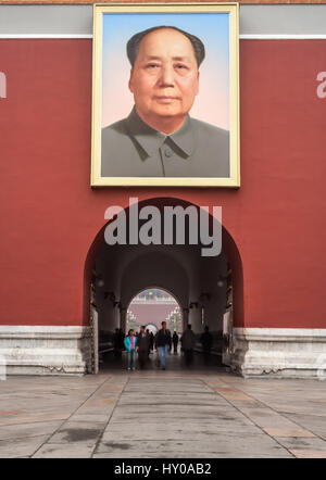 Nicht identifizierbare Touristen Fuß durch das Tiananmen-Tor des himmlischen Friedens unter Portrait von Mao, Verbotene Stadt, Peking, China Stockfoto