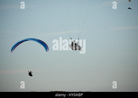 Paragliding in Holmfirth, Holme Valley, Kirklees, West Yorkshire, England. VEREINIGTES KÖNIGREICH. Stockfoto