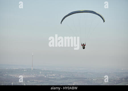 Paragliding in Holmfirth, Holme Valley, Kirklees, West Yorkshire, England. VEREINIGTES KÖNIGREICH. Stockfoto