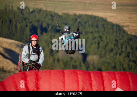 Paragliding in Holmfirth, Holme Valley, Kirklees, West Yorkshire, England. VEREINIGTES KÖNIGREICH. Stockfoto