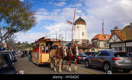 Solvang ist Stadt in Südkalifornien, die als dänischen Gemeinschaft mit Windmühlen und Pferdekutschen ausgelegt ist. Stockfoto