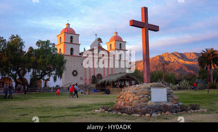 Das letzte Licht der untergehenden Sonne schlagen die Glockentürme der alten Mission Santa Barbara in Santa Barbara, Kalifornien Stockfoto