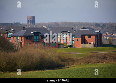 Norton-Wasserturm und Sci-Tech Daresbury, Wissenschaft Gewerbegebiet Cheshire, England. VEREINIGTES KÖNIGREICH. Stockfoto