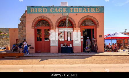 Historic Vogel Käfig Theatre als Postkutsche vergeht in den alten Westen Stadt Tombstone, Arizona Stockfoto