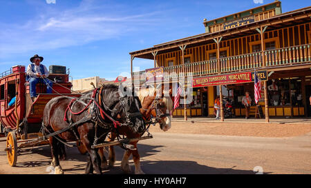 Postkutsche mit Touristen gefüllt rollt durch die Straßen von der Wild-West Stadt Tombstone, Arizona Stockfoto