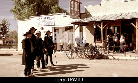 Revolverhelden in den Straßen von der Westernstadt Tombstone, Arizona und Umgebung: Stockfoto
