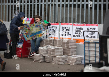 Abend Zeitung Standard Straßenhändler verkaufen die alteingesessenen London Abendzeitung außerhalb Waterloo Station, zentrales London, England, UK Stockfoto